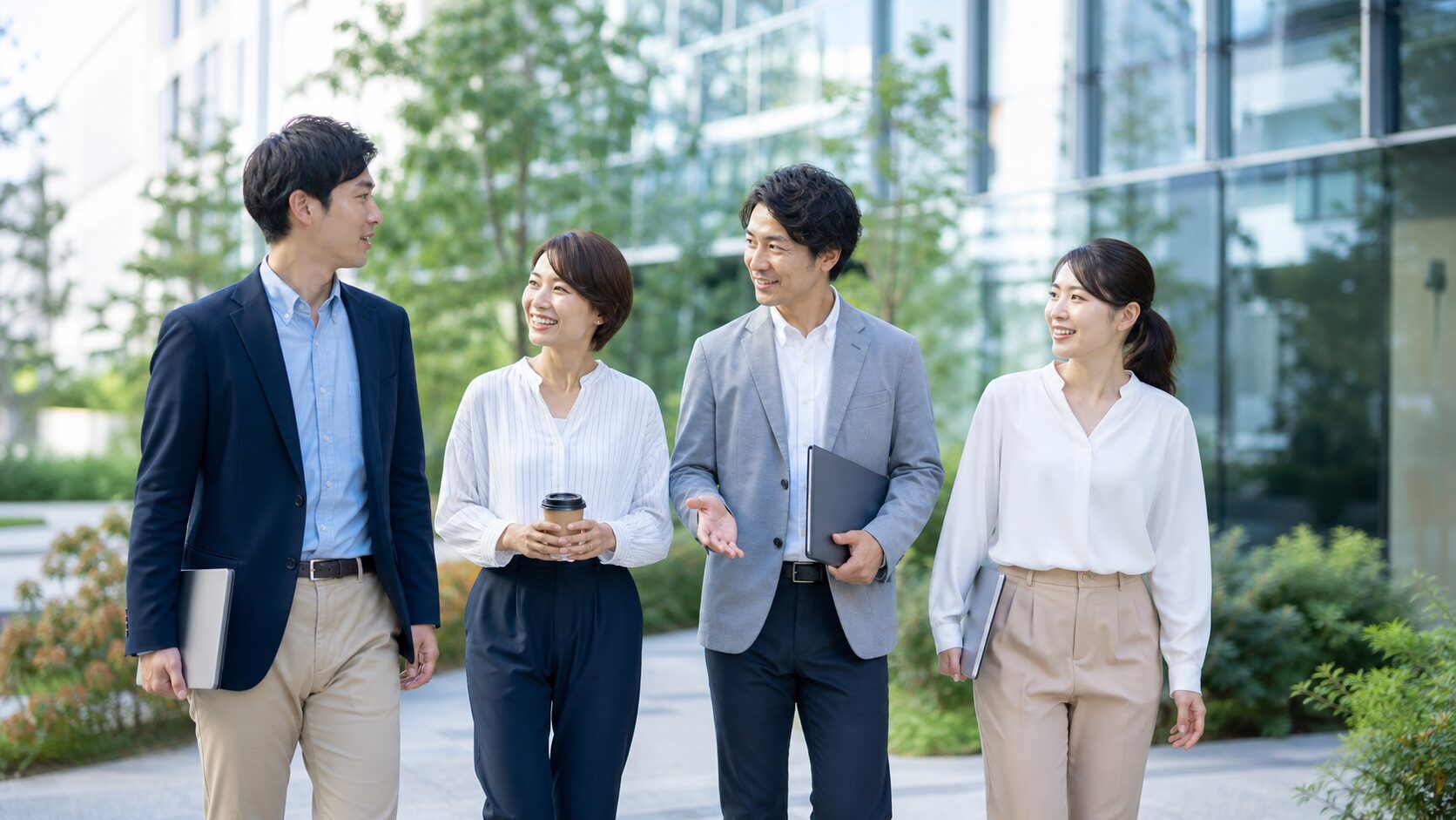 職場でウォーキングミーティングを行う人たち