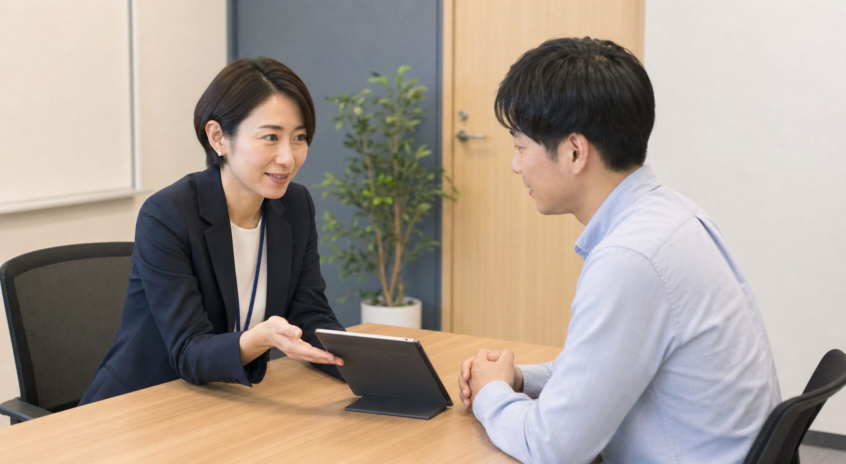 治療と仕事の両立について相談する職場の面談風景