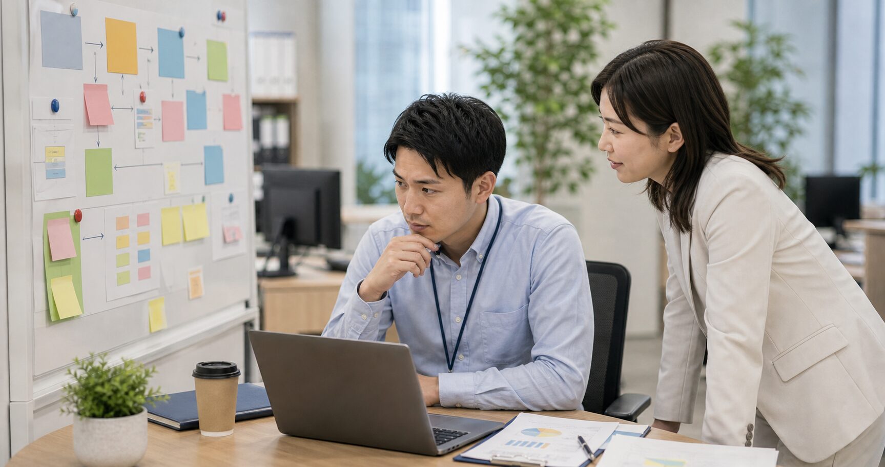 業務効率化の見えにくい阻害要因を確認する職場の様子