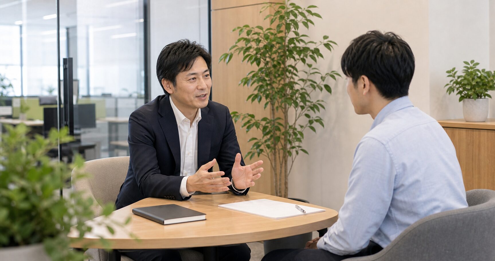 管理職と従業員が業務量や働き方を相談する様子