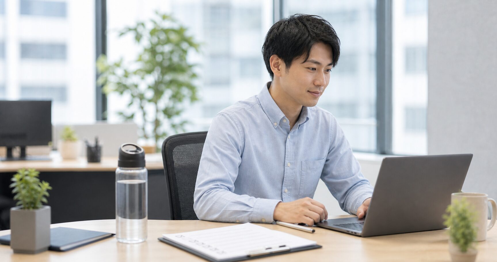 プレゼンティーイズムの意味を表すオフィスで働く従業員