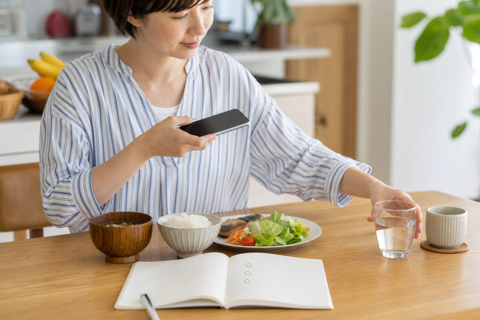 食事記録から小さな調整を始めるカロリー計算の3ステップを表す生成画像